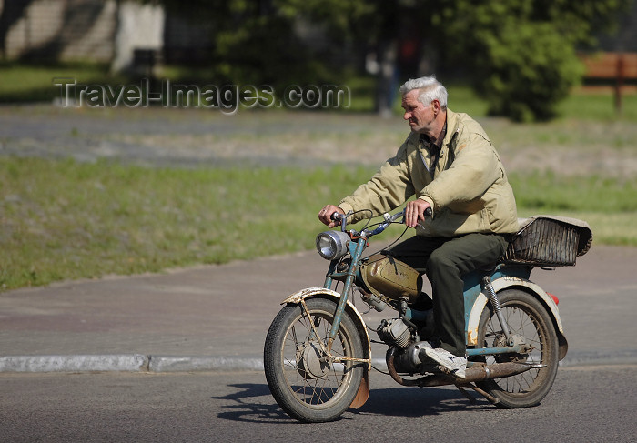 belarus98: Nesvizh / Nyasvizh, Minsk Voblast, Belarus: man on a rickety motorbike - photo by A.Dnieprowsky - (c) Travel-Images.com - Stock Photography agency - Image Bank