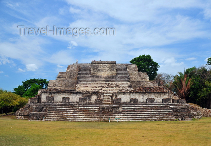 belize10: Altun Ha Maya city, Belize District, Belize: Temple of the Masonry Altars, B-4 - plaza B - Mesoamerican pyramid used in sacrificial ceremonies in which copal and jade were offered into a blazing fire - photo by M.Torres - (c) Travel-Images.com - Stock Photography agency - Image Bank