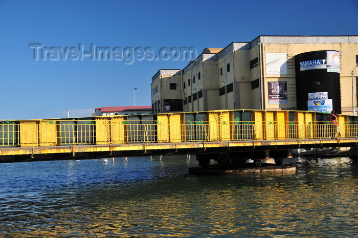 belize117: Belize City, Belize: Swing Bridge - twice a day bridge operators manually rotate the bridge to let boats pass along Haulover Creek, halting city traffic - built in Liverpool, links north and south BC, Albert and Queen streets - photo by M.Torres - (c) Travel-Images.com - Stock Photography agency - Image Bank