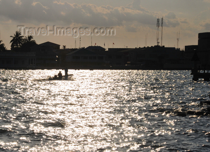 belize127: Belize City, Belize: Southern Foreshore - sun and Caribbean waters - photo by M.Torres - (c) Travel-Images.com - Stock Photography agency - Image Bank