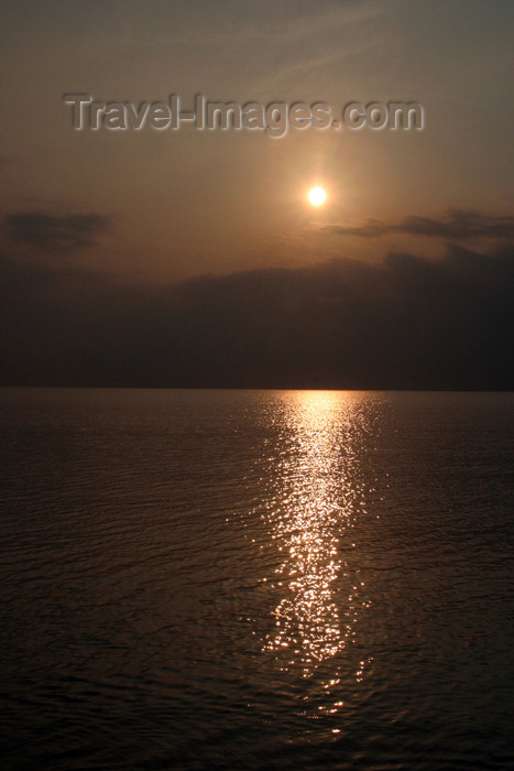 belize32: Belize - Seine Bight, Stann Creek District: first light - dawn on the Caribbean sea - photo by Charles Palacio - (c) Travel-Images.com - Stock Photography agency - Image Bank