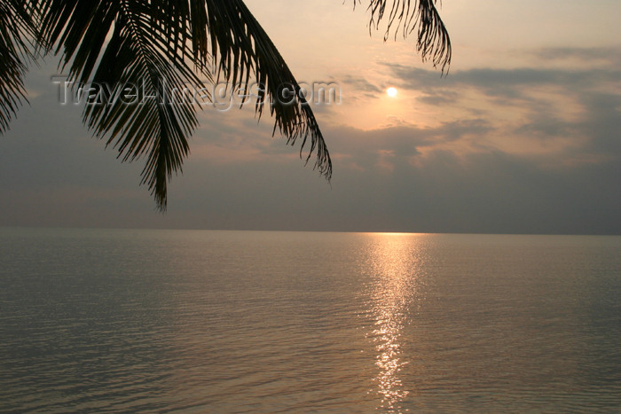 belize44: Belize - Seine Bight: morning peep - sunrise - photo by Charles Palacio - (c) Travel-Images.com - Stock Photography agency - Image Bank