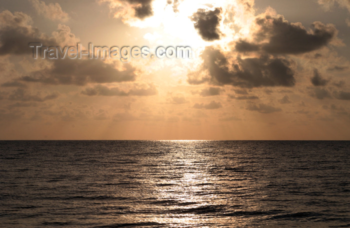 belize59: Belize - Seine Bight: sun waking up - sunrise - Sonnenaufgang - photo by Charles Palacio - (c) Travel-Images.com - Stock Photography agency - Image Bank