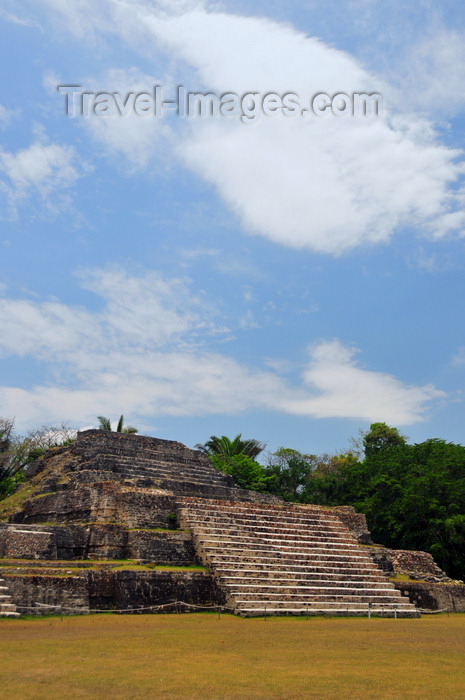 belize80: Altun Ha Maya city, Belize District, Belize: Temple of the Green Tomb, where a jade head Kinich Ahau of was found - Plaza A - photo by M.Torres - (c) Travel-Images.com - Stock Photography agency - Image Bank