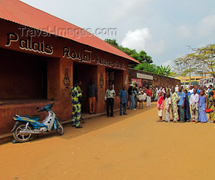 benin6: Porto Novo, Benin: children wait to enter the Royal Palace - King Toffa's palace - Musée Honmé - photo by G.Frysinger - (c) Travel-Images.com - Stock Photography agency - Image Bank