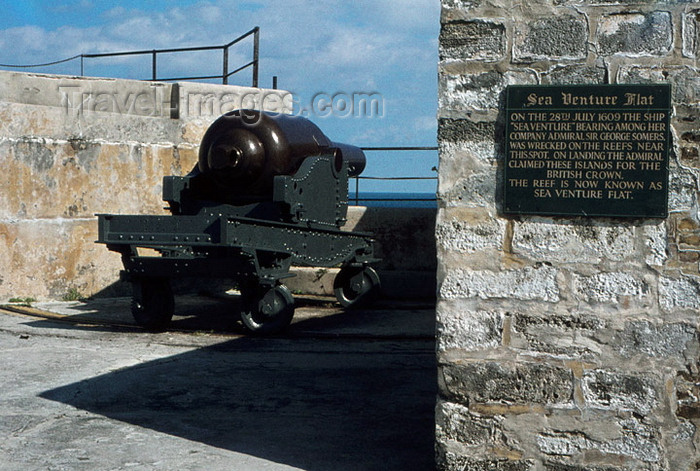 bermuda12: Bermuda - Fort Saint Catherine: muzzle-loading gun - Woolwich Rifled Muzzle Loader cannon, weighing 18 tons - in front of the reef where the 'Sea Venture' sunk - coastal artilery - photo by G.Frysinger - (c) Travel-Images.com - Stock Photography agency - Image Bank