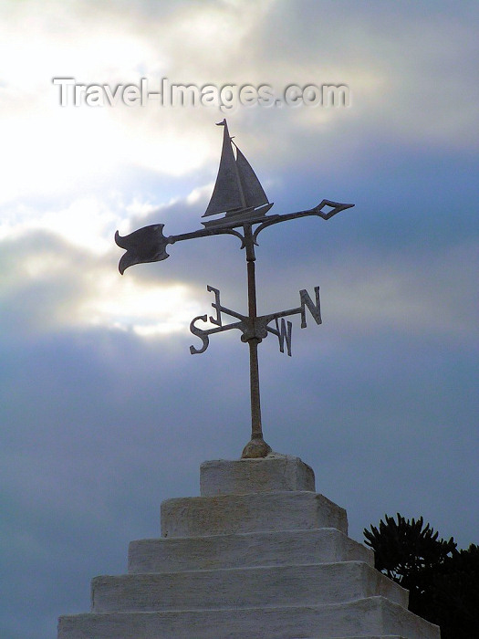 bermuda18: Bermuda - St. George:  wind rose with a sail boat silhouette - photo by Captain Peter - (c) Travel-Images.com - Stock Photography agency - Image Bank