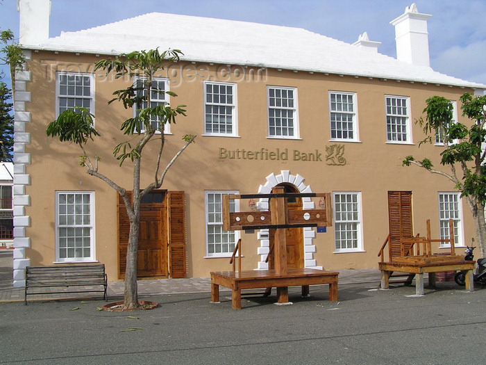 bermuda19: Bermuda - St. George: Butterfield Bank and medieval punishment device - photo by Captain Peter - (c) Travel-Images.com - Stock Photography agency - Image Bank