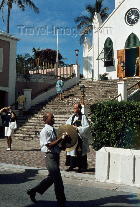 bermuda2: Bermudas - St. George: St Peter's Anglican church, built in 1615 by Bermuda’s first governor, Richard Moore - Church of England - man leading the procession - photo by G.Frysinger - (c) Travel-Images.com - Stock Photography agency - Image Bank