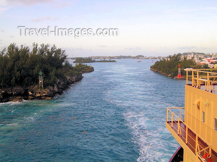 bermuda20: Bermuda - St. George: navigating through Town Cut, to access St. George's Harbour - photo by Captain Peter - (c) Travel-Images.com - Stock Photography agency - Image Bank