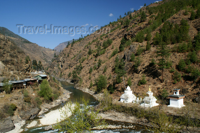 bhutan146: Bhutan - Tibetan, Nepalese and Bhutanese chortens, in Chhuzom - photo by A.Ferrari - (c) Travel-Images.com - Stock Photography agency - Image Bank