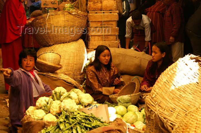 bhutan184: Bhutan - Thimphu - the market - women  in traditional clothes - selling vegetables - photo by A.Ferrari - (c) Travel-Images.com - Stock Photography agency - Image Bank