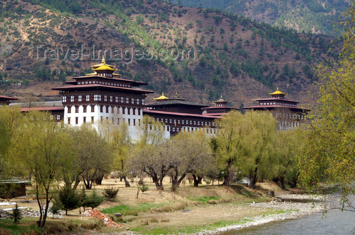 bhutan199: Bhutan - Thimphu - Trashi Chhoe Dzong and the river - photo by A.Ferrari - (c) Travel-Images.com - Stock Photography agency - Image Bank