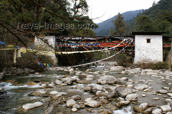 bhutan220: Bhutan - covered bridge spanning the Wang Chhu - photo by A.Ferrari - (c) Travel-Images.com - Stock Photography agency - Image Bank