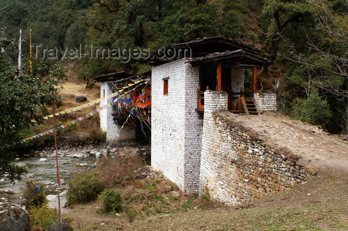 bhutan221: Bhutan - prayer flags and covered bridge spanning the Wang Chhu - photo by A.Ferrari - (c) Travel-Images.com - Stock Photography agency - Image Bank