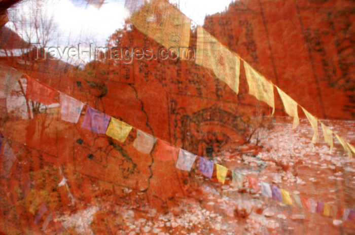 bhutan223: Bhutan - Wang Chhu rover, seen through prayer flags - photo by A.Ferrari - (c) Travel-Images.com - Stock Photography agency - Image Bank