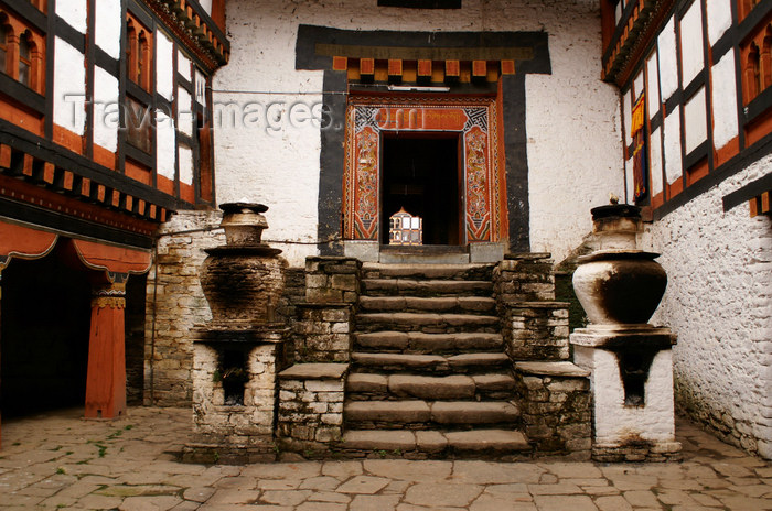 bhutan23: Bhutan - Jakar - entering the religious section of the Jakar Dzong - photo by A.Ferrari - (c) Travel-Images.com - Stock Photography agency - Image Bank