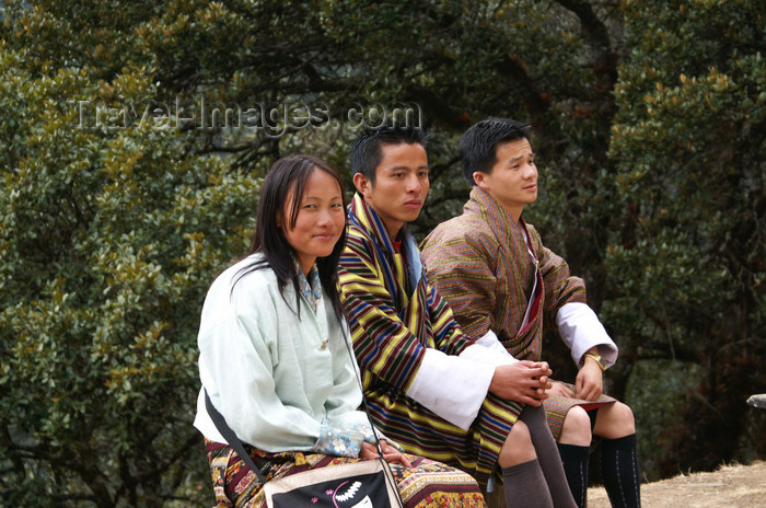 bhutan231: Bhutan - group of Bhutanese people, resting on their way to Cheri Goemba - photo by A.Ferrari - (c) Travel-Images.com - Stock Photography agency - Image Bank