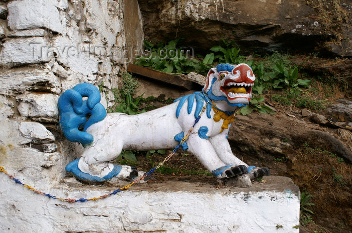 bhutan240: Bhutan - snow lion statue, guarding the entrance of Chari Goemba - photo by A.Ferrari - (c) Travel-Images.com - Stock Photography agency - Image Bank