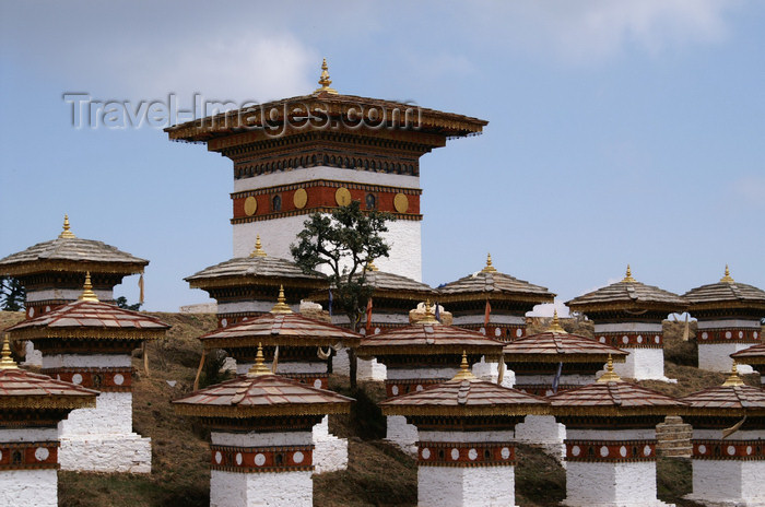 bhutan249: Bhutan - main chorten and some of the 108 chortens of Dochu La pass - photo by A.Ferrari - (c) Travel-Images.com - Stock Photography agency - Image Bank