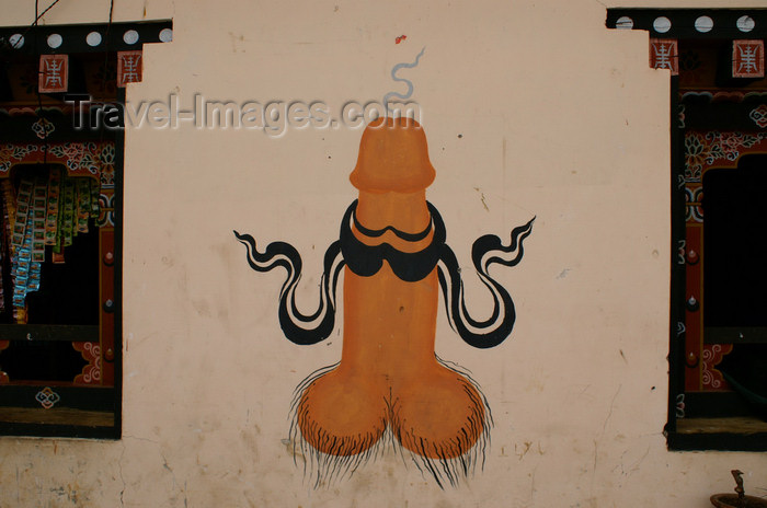 bhutan253: Bhutan - phallus - symbol of fertility, painted on a house in Metshina - lingam - photo by A.Ferrari - (c) Travel-Images.com - Stock Photography agency - Image Bank