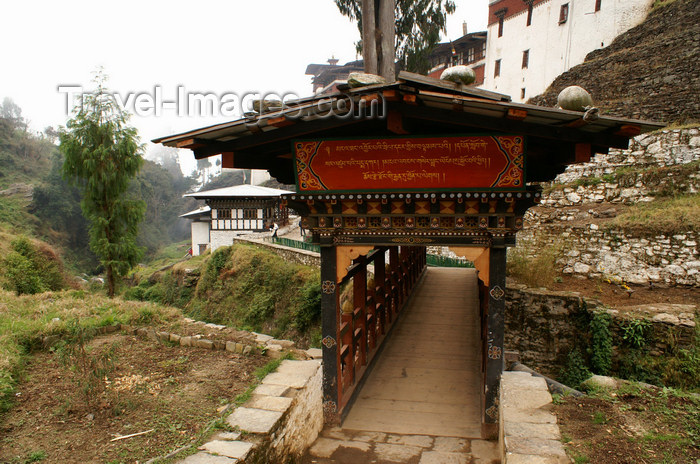 bhutan315: Bhutan - Covered bridge, at the entrance of the Trongsa Dzong - photo by A.Ferrari - (c) Travel-Images.com - Stock Photography agency - Image Bank