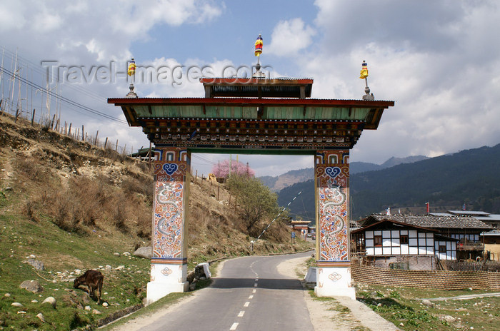 bhutan320: Bhutan - Jakar - Entrance gate - photo by A.Ferrari - (c) Travel-Images.com - Stock Photography agency - Image Bank