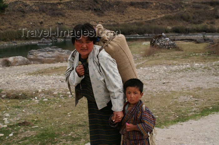 bhutan341: Bhutan - Kurjey Lhakhang - young boy with his mother - photo by A.Ferrari - (c) Travel-Images.com - Stock Photography agency - Image Bank