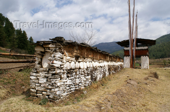 bhutan358: Bhutan - Mani wall and chorten in the Tang valley - photo by A.Ferrari - (c) Travel-Images.com - Stock Photography agency - Image Bank