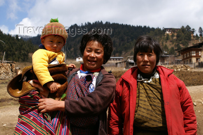 bhutan366: Bhutan - Shingkhar - Bhutanese women with a baby - photo by A.Ferrari - (c) Travel-Images.com - Stock Photography agency - Image Bank