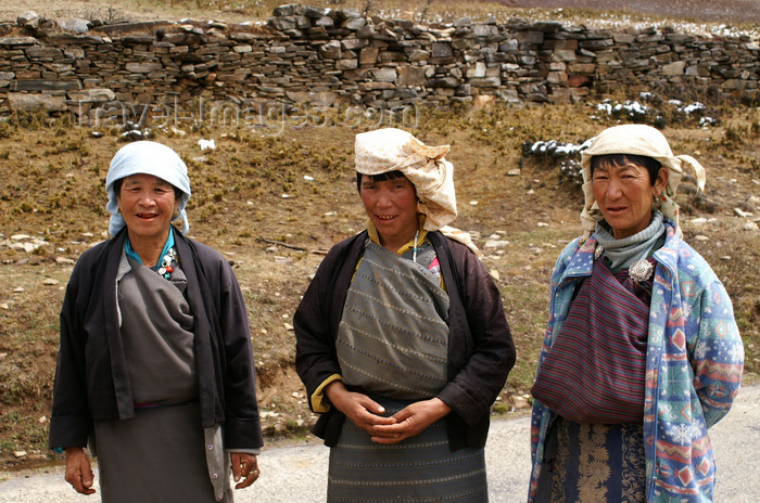 bhutan385: Bhutan - Ura valley - Bhutanese women on the road - photo by A.Ferrari - (c) Travel-Images.com - Stock Photography agency - Image Bank