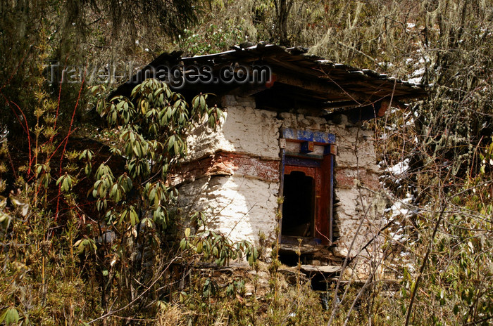 bhutan388: Bhutan - Ura valley, Bumthang District - Chorten - photo by A.Ferrari - (c) Travel-Images.com - Stock Photography agency - Image Bank