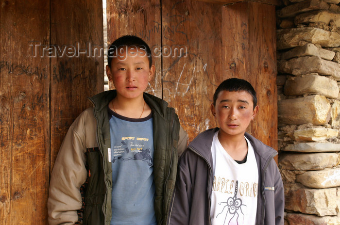 bhutan390: Bhutan - Ura village -  Bhutanese teenagers - photo by A.Ferrari - (c) Travel-Images.com - Stock Photography agency - Image Bank