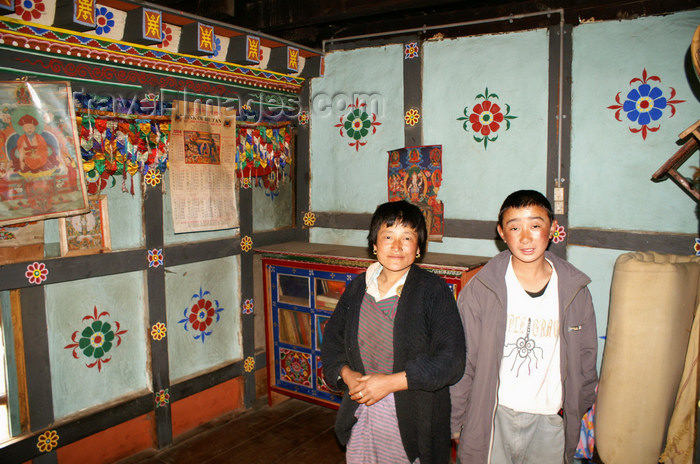 bhutan395: Bhutan - Ura village - Bhutanese woman and teenager in their house - photo by A.Ferrari - (c) Travel-Images.com - Stock Photography agency - Image Bank