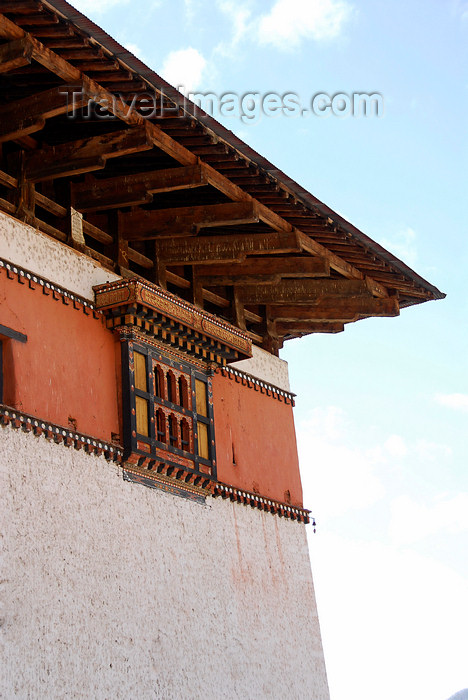 bhutan405: Bhutan, Paro, Detail Paro Dzong - window and roof - photo by J.Pemberton - (c) Travel-Images.com - Stock Photography agency - Image Bank