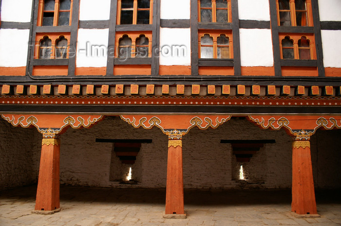 bhutan48: Bhutan - Jakar - Columns and windows, in the Jakar Dzong - photo by A.Ferrari - (c) Travel-Images.com - Stock Photography agency - Image Bank