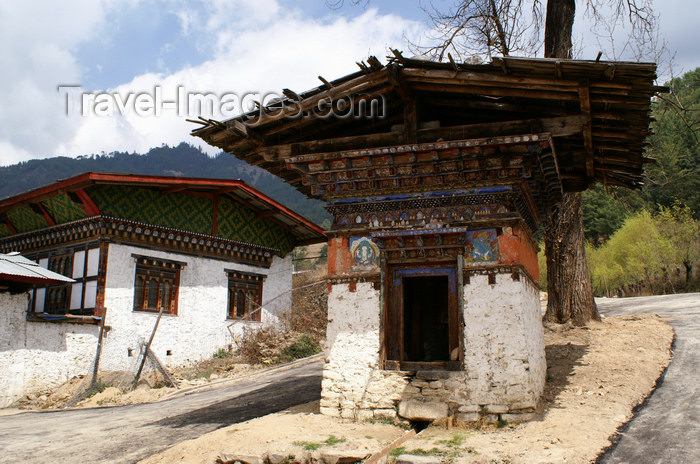 bhutan8: Bhutan - Bumthang valley - small chorten outside Tamshing Goemba - photo by A.Ferrari - (c) Travel-Images.com - Stock Photography agency - Image Bank