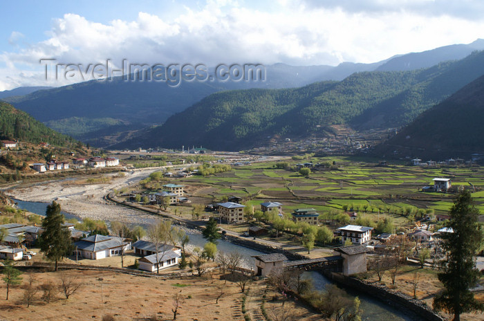 bhutan80: Bhutan - Paro: view over the Paro Chhu (river) from the Paro Dzong - photo by A.Ferrari - (c) Travel-Images.com - Stock Photography agency - Image Bank