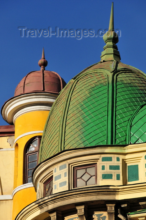 bolivia1: La Paz, Bolivia: angle of Calle Ingavi and Av. Montes - green domes on both sides of Calle Ingavi - photo by M.Torres - (c) Travel-Images.com - Stock Photography agency - Image Bank