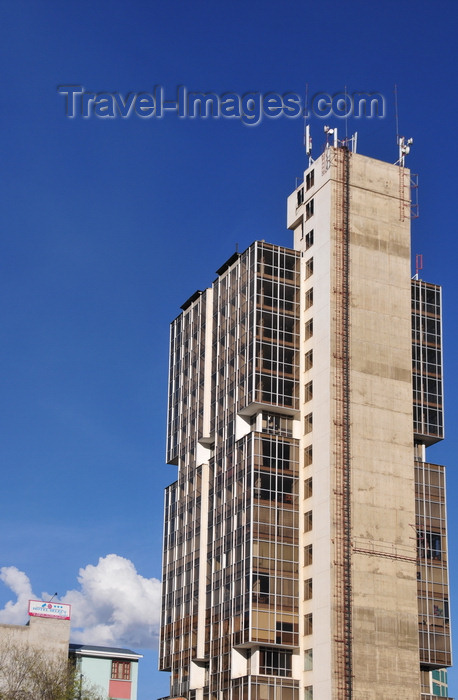 bolivia10: La Paz, Bolivia: Air Force Bulding - Avenida Ismail Montes - Prado - photo by M.Torres - (c) Travel-Images.com - Stock Photography agency - Image Bank