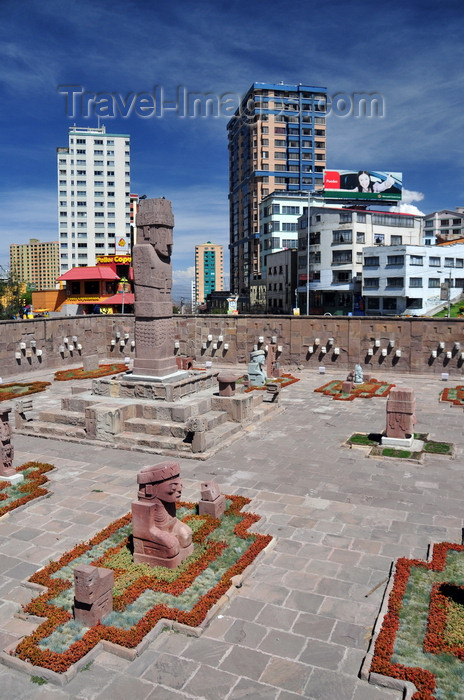 bolivia105: La Paz, Bolivia: replica of the Tiahuanaco Semi-subterranean Temple - sunken courtyard with the Benett monolith - Tiwanaku Square - photo by M.Torres - (c) Travel-Images.com - Stock Photography agency - Image Bank