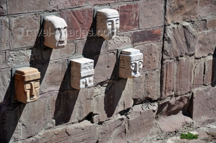 bolivia107: La Paz, Bolivia: carved stone heads of defeated enemies embedded in the wall - replica of the Tiahuanaco Templete Semisubteráneo - Tiwanaku Square - photo by M.Torres - (c) Travel-Images.com - Stock Photography agency - Image Bank