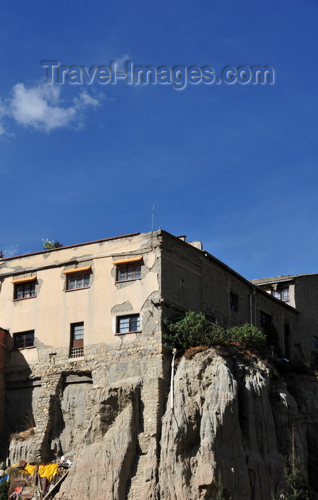 bolivia117: La Paz, Bolivia: house on the cliff edge - Santa Barbara area, above Av. Simón Bolivar - photo by M.Torres - (c) Travel-Images.com - Stock Photography agency - Image Bank