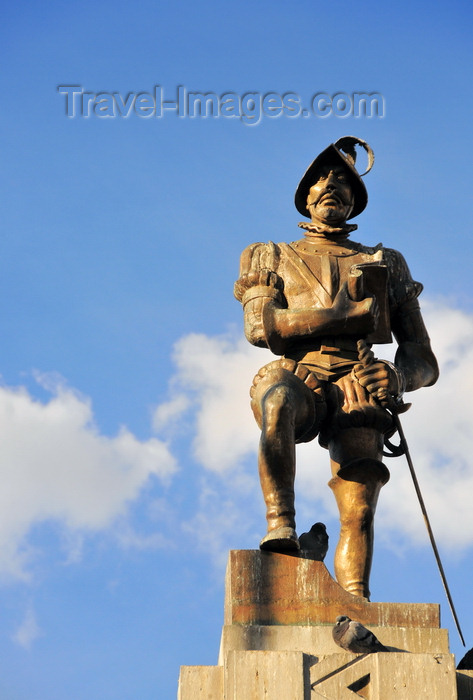 bolivia12: La Paz, Bolivia: Plaza Alonso de Mendoza - statue of Captain Alonso de Mendoza, founder of Nuestra Señora de La Paz in 1508 - photo by M.Torres - (c) Travel-Images.com - Stock Photography agency - Image Bank