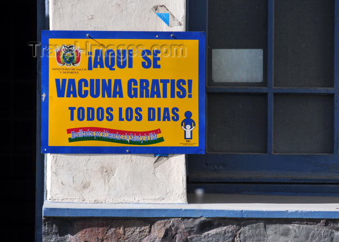 bolivia123: La Paz, Bolivia: 'free vaccination' sign - socialist health care system - Servicio Medico Quirurgico - Av. Camacho - photo by M.Torres - (c) Travel-Images.com - Stock Photography agency - Image Bank