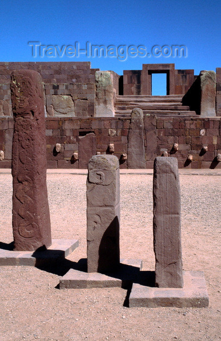 bolivia134: Tiwanaku / Tiahuanacu, Ingavi Province, La Paz Department, Bolivia: three steles in the Semi-Underground Temple – Kalasasaya gate in the background - Templete semisubterráneo - UNESCO world heritage site - photo by C.Lovell - (c) Travel-Images.com - Stock Photography agency - Image Bank