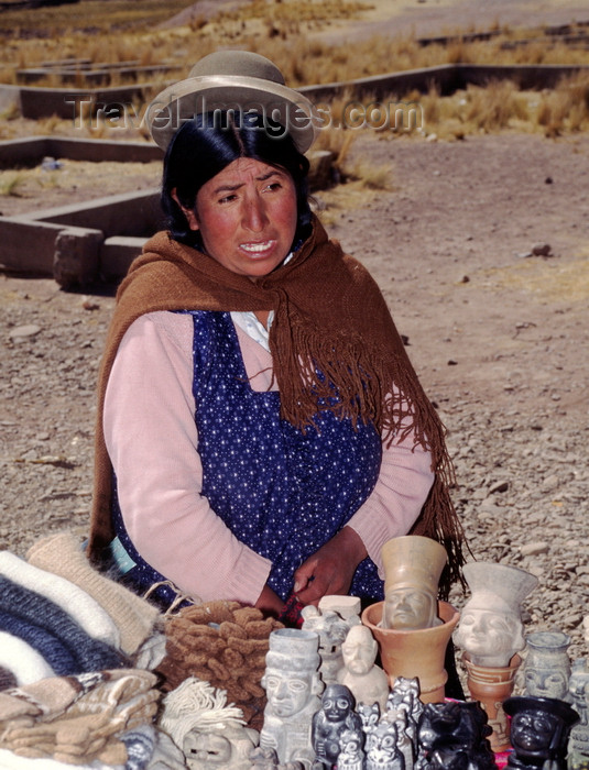 bolivia138: Tiwanaku / Tiahuanacu, Ingavi Province, La Paz Department, Bolivia: Aymara woman sells souvenirs in the nearby village of Tiwanaku - Bolivian Altiplano - photo by C.Lovell - (c) Travel-Images.com - Stock Photography agency - Image Bank