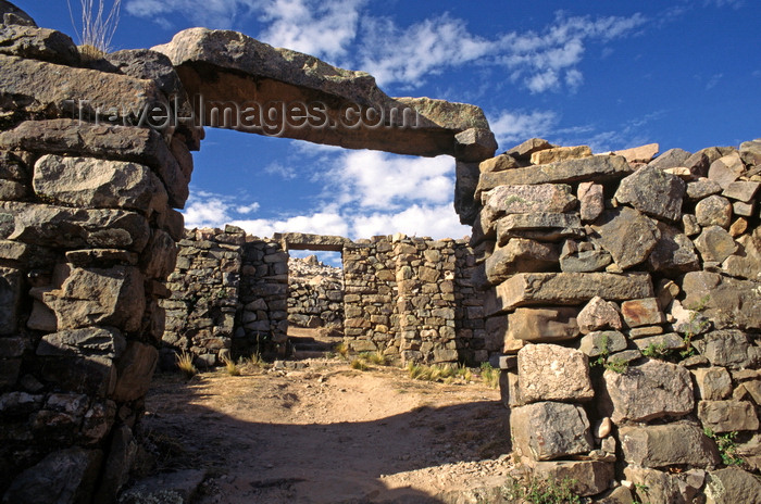 bolivia145: Isla del Sol, Lake Titicaca, Manco Kapac Province, La Paz Department, Bolivia: the ruins of La Chincana, built by the Inca in the 12th Century - photo by C.Lovell - (c) Travel-Images.com - Stock Photography agency - Image Bank