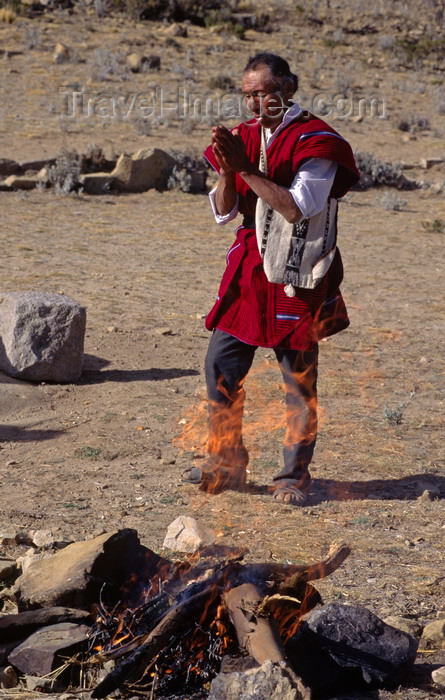 bolivia146: Isla del Sol, Lake Titicaca, Manco Kapac Province, La Paz Department, Bolivia: a kallawayas (shaman) performs a koada (offering) to Pancha Mama (Mother Earth) - bonfire - photo by C.Lovell - (c) Travel-Images.com - Stock Photography agency - Image Bank