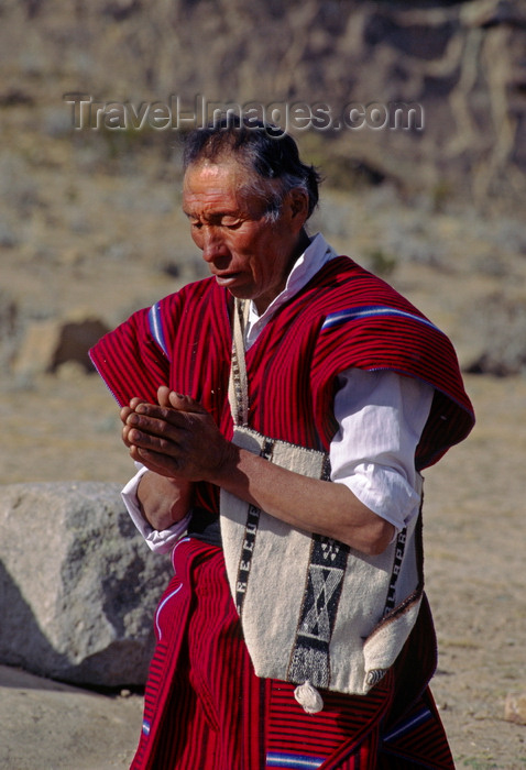 bolivia147: Isla del Sol, Lake Titicaca, Manco Kapac Province, La Paz Department, Bolivia: a kallawayas (shaman) performs a koada (offering) to Pancha Mama (Mother Earth) - prayer - photo by C.Lovell - (c) Travel-Images.com - Stock Photography agency - Image Bank